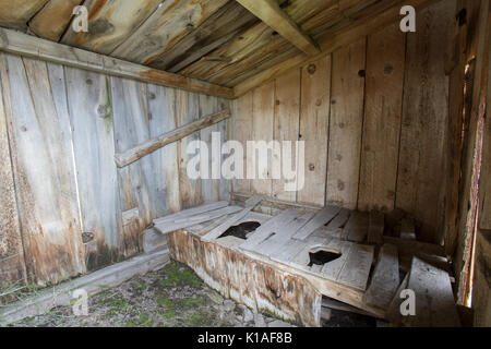 Innenraum der rustikalen Nebengebäude mit zwei Sitzen in Bodie State Historic Park. Stockfoto