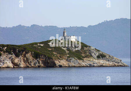 Verstorbene Leuchtturm auf der kleinen Repi Insel östlich vor der Küste des griechischen Insel Skiathos. Stockfoto