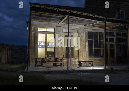 Bodie Hotel Lobby bei Nacht beleuchtet in Bodie State Historic Park, Stockfoto