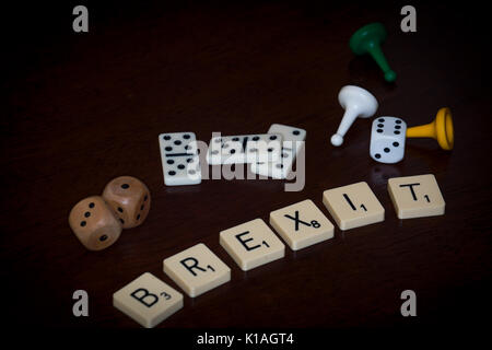 Wort Fliesen, buchstabieren Sie 'BREXIT', verschiedene Brettspiele Utensilien ist in der Nähe. Stockfoto