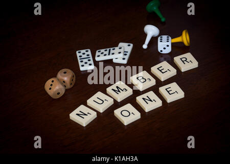 Wort Fliesen, buchstabieren Sie 'Number One', verschiedene Brettspiele Utensilien ist in der Nähe. Stockfoto