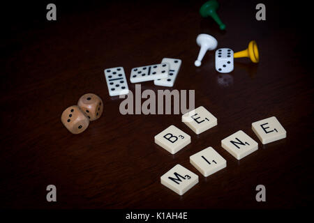 Wort fliesen Buchstabieren' MINE', verschiedene Brettspiele Utensilien ist in der Nähe. Stockfoto