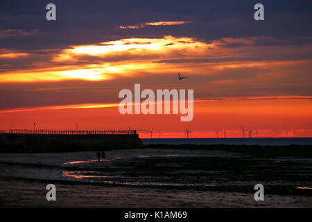 Brillante Technicolor Sunset über Kent windfarm Stockfoto