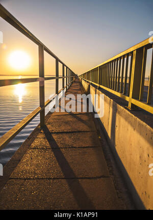 Fußweg zum Fußgängerüberweg auf der Helio Serejo Brücke. Einen engen Pfad für Fußgänger neben der Autobahn auf der Brücke zwischen den Staaten Mato Stockfoto