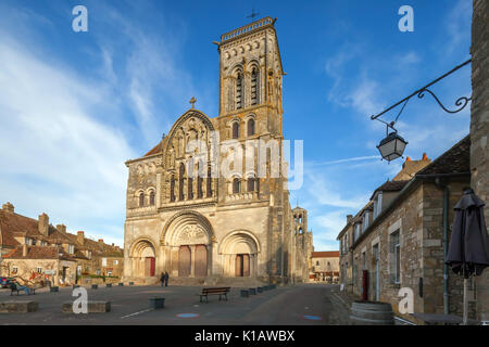 Ostfassade von Vézelay Abbe. Die Abbey ist ein Kloster der Benediktion und Cluniac in Vézelay im Departement Yonne. Frankreich. Stockfoto