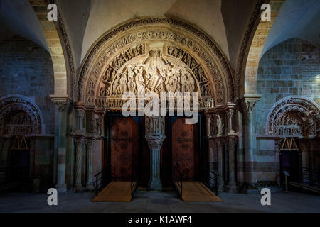 Das Tympanon in der Basilika Ste Madeleine stammt aus dem 12. Jahrhundert. Vezelay, Frankreich. Stockfoto