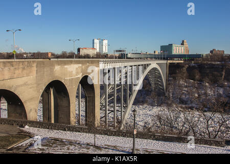 Grenze der Brücke am Niagara Falls Ontario Fluss an der Grenze zwischen den USA und Kanada Ontario im Winter Stockfoto