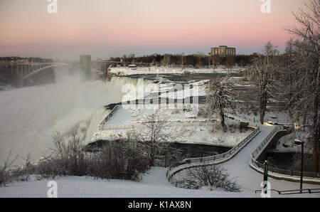 Beobachtung Straße und Park am Niagara Falls Ontario Fluss an der Grenze zwischen den USA und Kanada Ontario im Winter bei Nacht Stockfoto