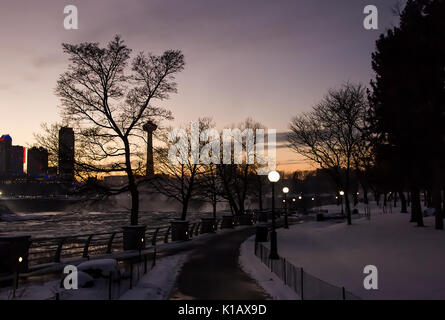 Beobachtung Straße und Park am Niagara Falls Ontario Fluss an der Grenze zwischen den USA und Kanada Ontario im Winter bei Nacht Stockfoto