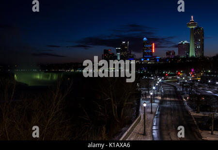 Beobachtung Straße und Park am Niagara Falls Ontario Fluss an der Grenze zwischen den USA und Kanada Ontario im Winter bei Nacht Stockfoto