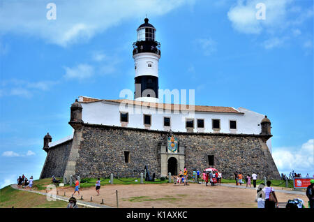 Salvador, Bahia, Brasilien Februar 27, 2013: Die barra Leuchtturm oder Santo Antônio Leuchtturm ist Teil der Santo Antônio da Barra Fort komplex. Stockfoto