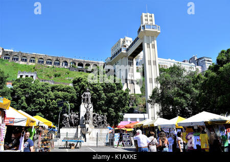 Salvador, Bahia, Brasilien Februar 27, 2013: Die Lacerda Aufzug ist der weltweit erste städtische Aufzug. Es dient dem öffentlichen Verkehr Funktion. Stockfoto