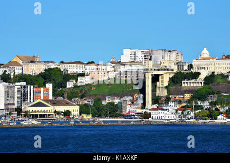 Salvador, Bahia, Brasilien Februar 27, 2013: Lacerda Aufzug und Mercado Modelo vom Meer aus gesehen. Stockfoto