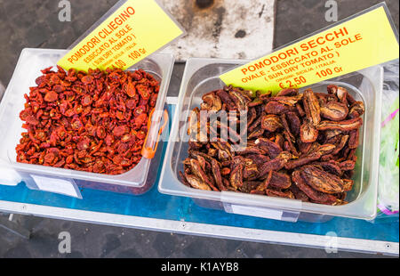 Verschiedene Arten von getrockneten Tomaten zum Verkauf an einer abschaltdruck am Campo dei Fiori Markt Stockfoto