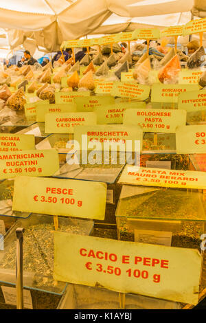 Kräuter für italienische Nudelgerichte zum Verkauf an einer am Campo dei Fiori Marktstand Stockfoto