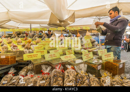 Kräuter für italienische Nudelgerichte zum Verkauf an einer am Campo dei Fiori Marktstand Stockfoto