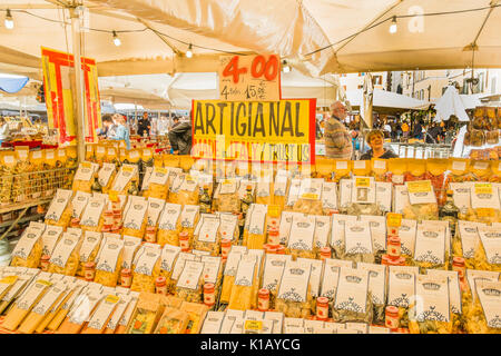 Verschiedene Arten von Pasta zum Verkauf an einer abschaltdruck am Campo dei Fiori Markt Stockfoto