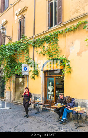 Touristen auf einem Bürgersteig Tisch vor der Bar imperatore in der historischen Altstadt von Rom Stockfoto