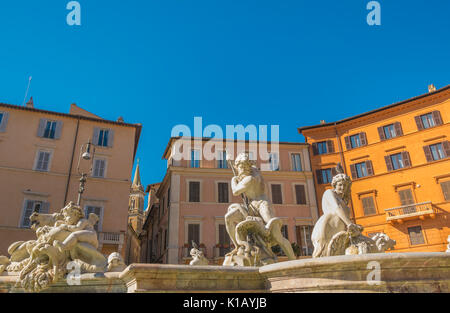 Neptunbrunnen vor dem Hintergrund der historischen Fassaden auf der Piazza Navona Stockfoto