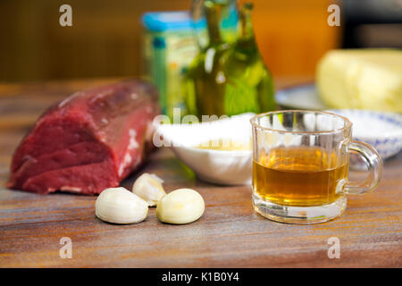 Vorbereitung ein Rindfleisch Gericht mit allen nötigen Zutaten zu kochen sind auf einem Holztisch. Stockfoto
