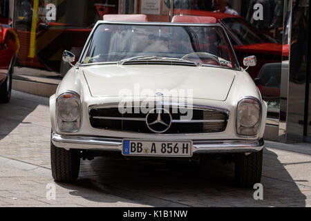 Reutlingen, Deutschland - 20 August, 2017: Mercedes-Benz 230 sl Oldtimer Auto an der Reutlinger oldtimertag Ereignis am 20. August 2017 in Reutlingen, Deutschland Stockfoto