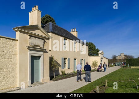 Schottland - Edinburgh. Die Botanischen Gärten. Ende März. Der Botanische Cottage, umgebaut im Gelände Stein um Stein. Stockfoto