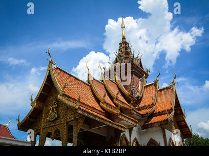 Ein buddhistischer Tempel am sonnigen Tag in Chiang Mai, Thailand. Die meisten Tempel in Chiang Mai sind der Lanna Stil, dating zwischen dem 13. und 18. Jahrhundert. Stockfoto