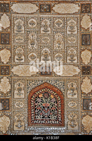 Wand des Sheesh Mahal in Amer Fort, amer Dorf, in der Nähe von Jaipur, Indien Stockfoto