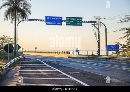 Mato Grosso do Sul, Brasilien - 21. Juli 2017: Willkommen am Eingang von Mato Grosso do Sul Staat und Helio Serejo Brücke auf BR-267 Highway. Bridg Stockfoto