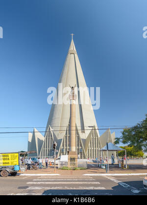 Maringa, Brasilien - 23. Juli 2017: Vorderansicht des Catedral Basilica Menor Nossa Senhora da Gloria in Maringa Stadt. Eine Kirche, Symbol der Stadt konstruieren Stockfoto