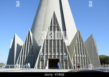 Maringa, Brasilien - 23. Juli 2017: Vorderansicht des Catedral Basilica Menor Nossa Senhora da Gloria in Maringa Stadt. Eine Kirche, Symbol der Stadt konstruieren Stockfoto