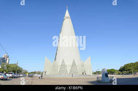 Maringa, Brasilien - 23. Juli 2017: Seitenansicht des Catedral Basilica Menor Nossa Senhora da Gloria und die OBELISC. Eine Kirche, Symbol der Stadt constructe Stockfoto