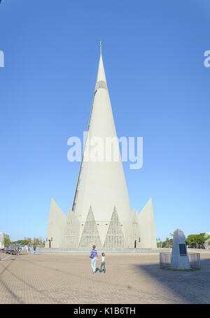 Maringa, Brasilien - 23. Juli 2017: Seitenansicht des Catedral Basilica Menor Nossa Senhora da Gloria und die OBELISC. Eine Kirche, Symbol der Stadt constructe Stockfoto