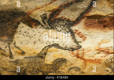 Prähistorischen Höhlenmalereien der Auerochse (heute ausgestorbenen wilden Stier), Lascaux IV Höhlen, Perigord, Montignac, Dordogne, Frankreich Stockfoto