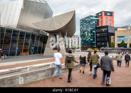 Menschen bei MediaCityUK eine 200 Hektar große, geschäftige, kommerzielle, gemischte Immobilienentwicklung an den Ufern des Manchester Ship Canal in Salford Quays und Trafford, Greater Manchester, England. VEREINIGTES KÖNIGREICH Stockfoto