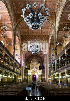 Budapest, Ungarn - 11. Juni 2017: Innenansicht der Synagoge in der Dohány-Straße, die auch als die Große Synagoge, die im 19. Jahrhundert bekannt Stockfoto