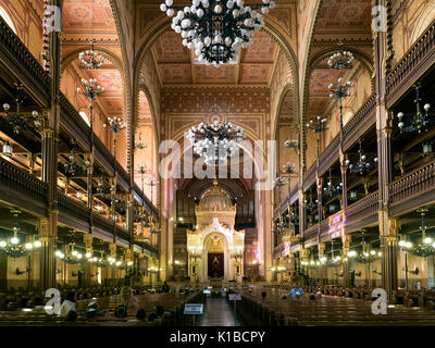 Budapest, Ungarn - 11. Juni 2017: Innenansicht der Synagoge in der Dohány-Straße, die auch als die Große Synagoge, die im 19. Jahrhundert bekannt Stockfoto