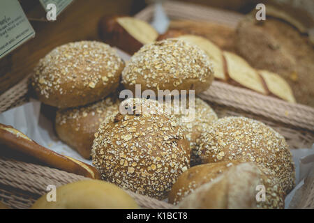 Retro Effekt verrauschtes Bild mit verschiedenen Arten von Brot im Korb Stockfoto