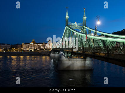 Liberty Bridge bei Nacht, Budapest, Ungarn Stockfoto