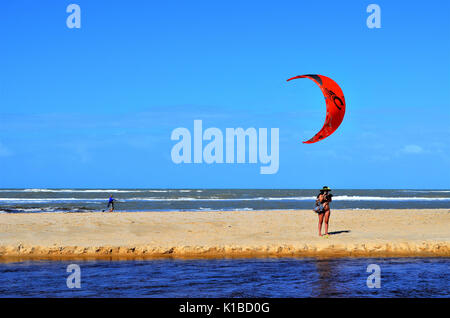 Strand von den Eingeborenen, Trancoso, Bahia, Brasilien. Juli 29, 2017: Touristen fotografieren Natur an der Mündung des Flusses Trancoso. Stockfoto