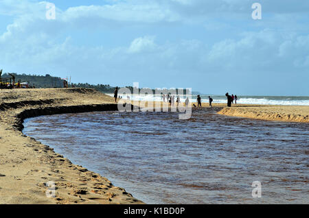 Strand von den Eingeborenen, Trancoso, Bahia, Brasilien. Juli 29, 2017: die Menschen über den Wassern des Flusses Trancoso an seinen Mund. Stockfoto