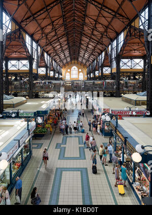 Budapest, Ungarn - 12. Juni 2017: Innen Überblick der zentralen Halle, die größte und älteste Markthalle in Budapest. Stockfoto