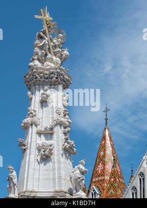 Dreifaltigkeitssäule außerhalb der Matthiaskirche in Budapest, Ungarn Stockfoto