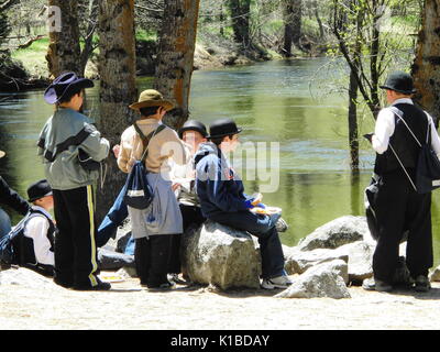 Gruppe von Schulkindern in Schuluniform verbringen Zeit im Freien in der schönen Platz mit dem Fluss und Wald angezogen Stockfoto