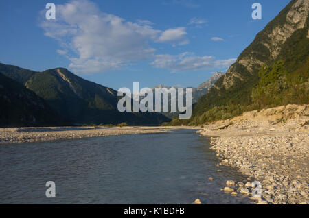 Die geflochtene Fluss Tagliamento, der fließt zwischen den Alpen und der Adria, hier, wie es scheint, in der Nähe der Stadt Venzone in Italien Stockfoto