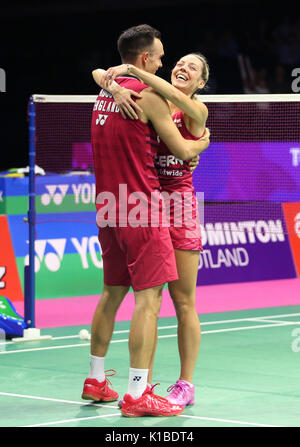 Der Engländer Chris und Gabrielle Adcock feiern Sie Ihre gemischten Doppel Viertelfinale match bei Tag fünf der BWF-Weltmeisterschaften 2017 im Emirates Arena, Glasgow. Stockfoto