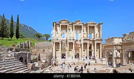 SELCUK, Türkei - 30. APRIL 2012: Unbekannter Touristen besuchen die griechisch-römischen Ruinen von Ephesus. Ephesus gilt für die UNESCO Liste Mitgliedschaft Stockfoto