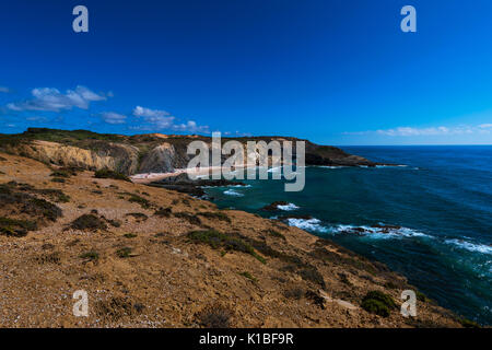 Blick auf den Strand (Praia dos Alteirinhos Alteirinhos) in der Nähe von Zambujeira do Mar in Odemira, Alentejo, Portugal; Konzept für Reisen in Portugal und im Sommer Stockfoto