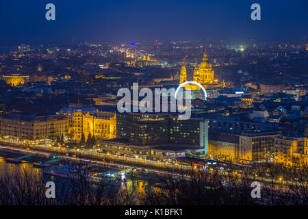 Budapest, Ungarn - Panoramablick auf die Skyline von Budapest mit beleuchteten St. Stephen's Basilika und den anderen Sehenswürdigkeiten an der blauen Stunde Stockfoto