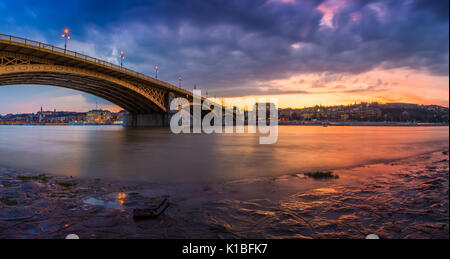 Budapest, Ungarn - Panorama-aufnahme der schönen bunten Sonnenuntergang und Wolken bei der Margaret Brücke von Margaret Insel in der Dämmerung aufgenommen Stockfoto